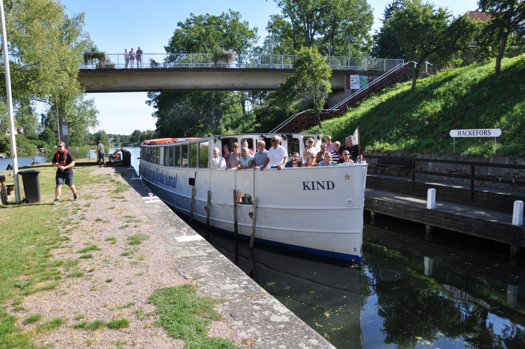 M/S Kind glider fram längs Kinda Kanal en solig sommardag